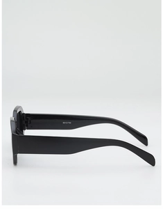 Vue latérale détaillée des lunettes de soleil noires avec branche large et numéro de modèle