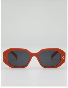 Gros plan de lunettes de soleil géométriques orange avec détails de rivets argentés