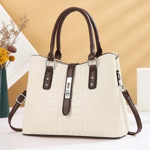 Sac à main chic crème à motif crocodile avec poignées marron et boucle en métal argenté