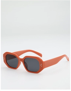 Détail de lunettes de soleil octogonales orange avec verres gris et rivets argentés