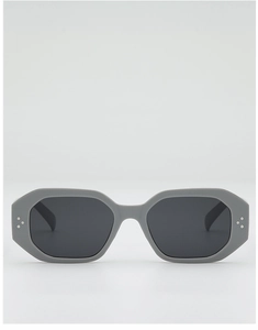 Vue avant de lunettes de soleil polygonales grises avec trois rivets métalliques argentés