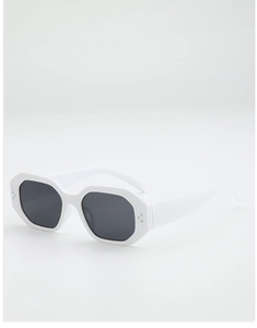 Vue détaillée des lunettes de soleil géométriques blanches en résine avec accents argentés