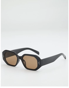 Détail de lunettes de soleil octogonales avec rivets argentés et verres marron
