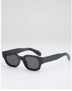 Détail de la monture noire épaisse polie et verres foncés des lunettes de soleil hip-hop