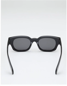 Vue arrière des lunettes de soleil carrées à monture noire épaisse avec verres foncés