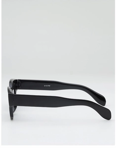 Détail des branches noires et des charnières de ces lunettes de soleil tendance