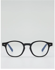 Détail de lunettes de soleil ovales noires rétro avec des rivets argentés sur le cadre