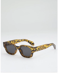 Détail de lunettes de soleil carrées léopard à monture épaisse et verres sombres