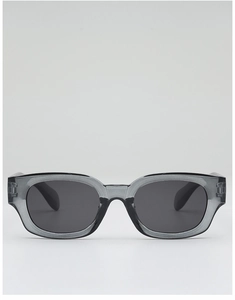 Vue de face de lunettes de soleil carrées gris translucide avec monture épaisse tendance