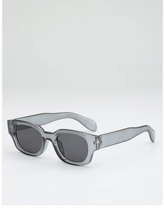 Détail de la monture de lunettes grise translucide avec branches épaisses et verres