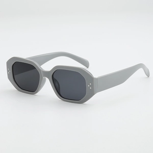 Lunettes de soleil polygonales à monture épaisse avec décoration de trois rivets métalliques