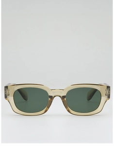 Gros plan sur des lunettes de soleil rectangulaires rétro avec monture ambre et verres