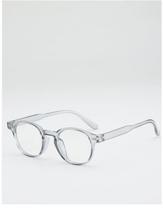 Détail de lunettes de soleil rondes transparentes avec une monture en plastique minimaliste