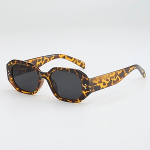 Lunettes de soleil oversize tendance en écaille avec des verres gris foncé classiques