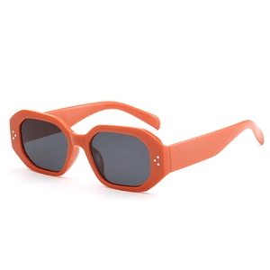 Lunettes de soleil octogonales orange vif avec verres gris et accents de rivets