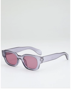 Détail de la monture épaisse violette transparente et des verres rouges de ces lunettes