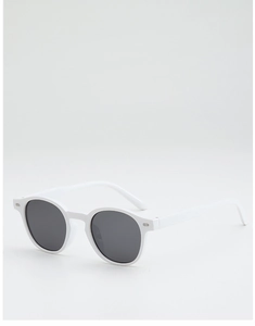 Vue détaillée de lunettes de soleil ovales blanches avec rivets argentés et verres gris