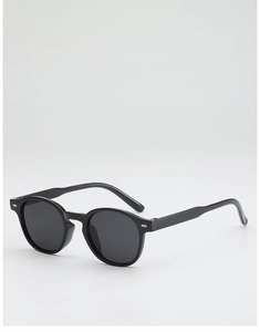 Gros plan de lunettes de soleil ovales rétro noires avec monture polie