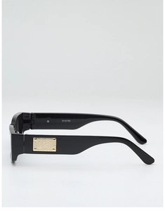 Detail of the high-quality black temple featuring a textured golden metal piece on sunglasses