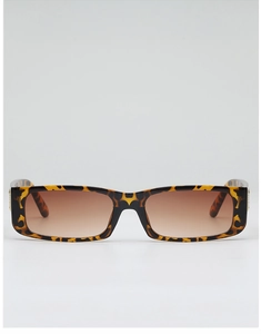 Detailed close-up of retro leopard print frames and brown gradient lenses on sunglasses