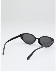 Detailed close-up of model CY5815 cat-eye sunglasses featuring black polished resin frames