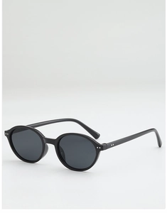 Gros plan de lunettes de soleil rondes noires rétro avec rivets argentés sur les branches