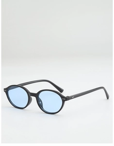 Gros plan de lunettes de soleil polygonales noires avec verres bleu clair en résine