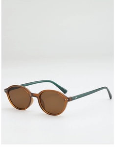 Détail de lunettes de soleil rétro avec monture marron et rivets métalliques décoratifs