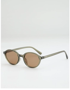 Détail d'une monture de lunettes de soleil ronde vert olive avec rivets métalliques