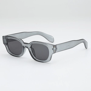 Lunettes de soleil tendance à monture carrée grise translucide et verres foncés