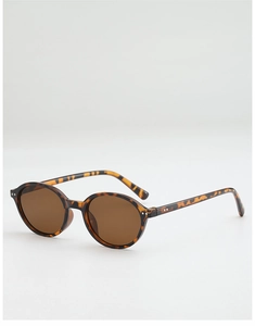 Détail de lunettes de soleil rondes en écaille avec rivets décoratifs et verres marrons