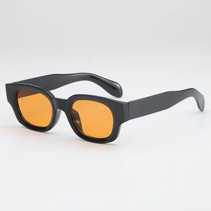 Lunettes de soleil rétro noires à monture épaisse avec verres orange vifs tendance