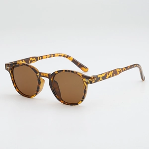 Lunettes de soleil rétro à monture ovale écaille et verres bruns pour un look streetwear