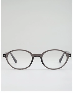 Détail de lunettes de soleil polygonales avec monture gris foncé et charnière à rivets