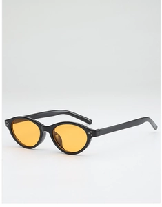 Dettaglio occhiali da sole retrò cat-eye con lenti arancioni e rivetti in metallo
