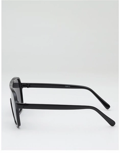 Close-up profile of black oversized sunglasses frame with model CY8821 detail