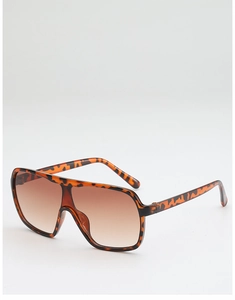 Detailed 45-degree view of oversized tortoiseshell sunglasses with brown gradient lenses