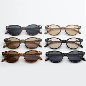 Detaillierter Katalog von ovalen Sonnenbrillen mit Diamantnieten in sechs Vintage-Farben