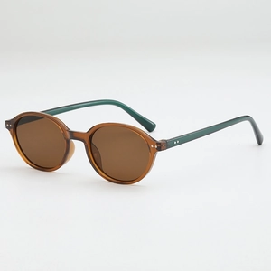 Lunettes de soleil vintage avec monture ambre et branches vert foncé en vue à 45 degrés
