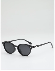 Detailansicht der schwarzen Oval-Sonnenbrille mit silbernen Rautennieten am Bügel