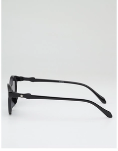 Makro-Seitenansicht der schwarzen ovalen Sonnenbrille mit silbernem Rauten-Detail am Scharnier
