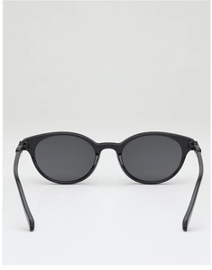 Detailansicht der ovalen schwarzen Sonnenbrille mit poliertem Rahmen und grauen Gläsern