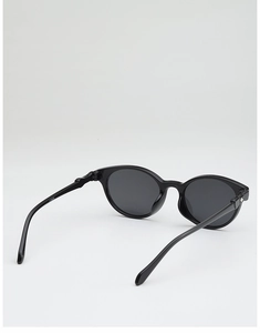 Detailaufnahme der schwarzen ovalen Sonnenbrille Modell CX5835 mit Gravur am Bügel