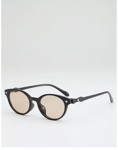 Nahaufnahme der ovalen Vintage-Sonnenbrille mit schwarzem Rahmen und silbernen Rauten-Nieten