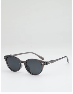 Detailansicht der ovalen Harz-Sonnenbrille mit grauen Gläsern und silbernen Rauten-Nieten