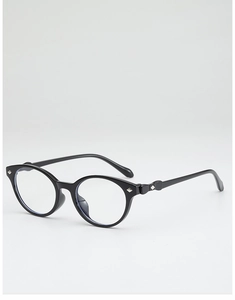 Makroaufnahme einer ovalen schwarzen Sonnenbrille mit silbernen Nieten und Glanzfinish
