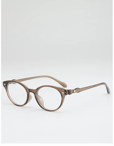 Detailaufnahme der Retro-Sonnenbrille mit teebraunem Rahmen und silbernem Rauten-Metallakzent