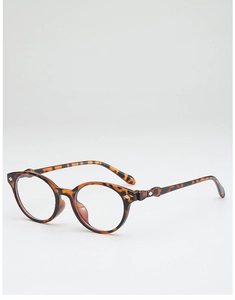 Nahaufnahme der Retro-Brille in Schildpatt-Optik mit silbernen Rauten-Nieten am Rahmen
