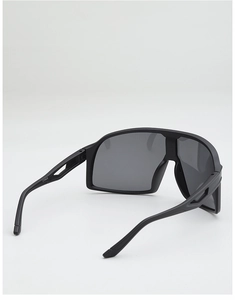 Detail of CY5828 cycling glasses with matte black frame and grey lens for sports