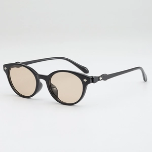 Retro-Sonnenbrille mit schwarzem Ovalrahmen, hellbraunen Gläsern und Rauten-Nieten